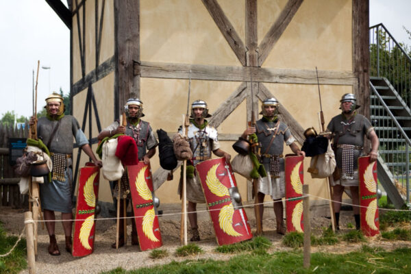 Mannen in Romeins kostuum staan voor de wachttoren bij Castellum Hoge Woerd