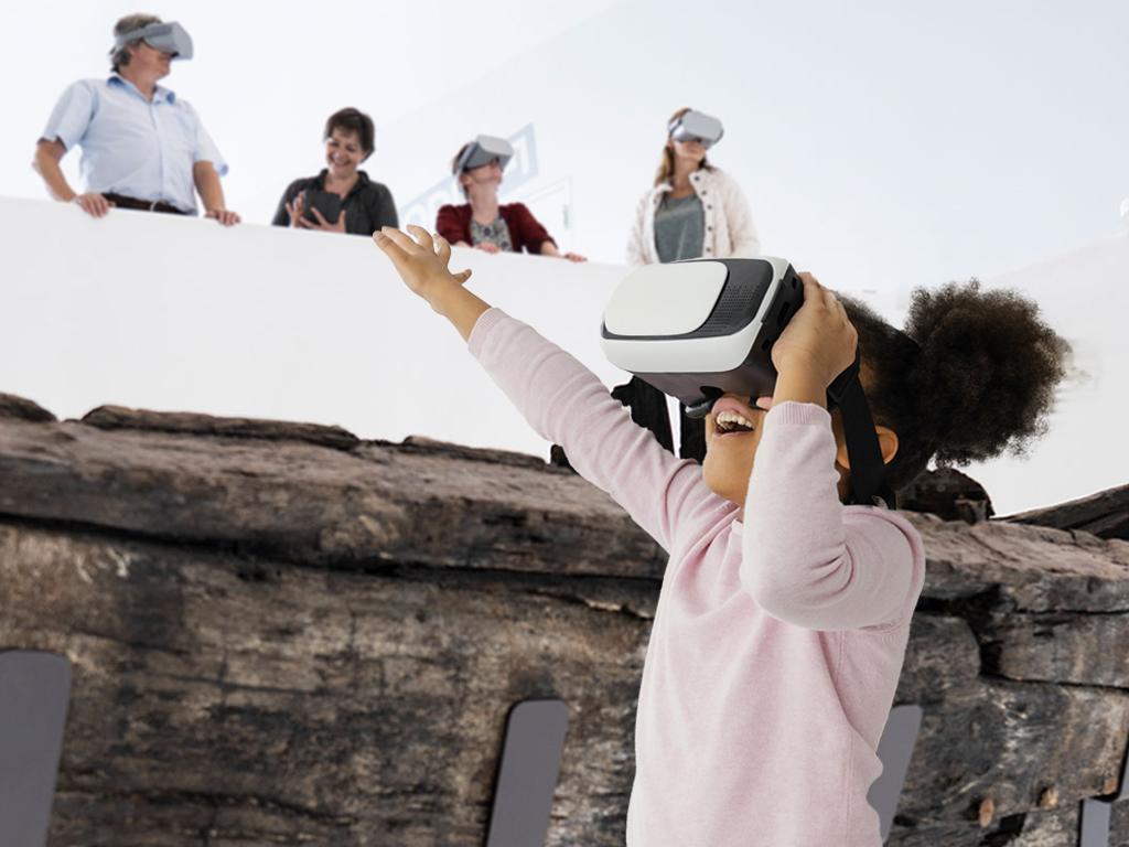 Tijdens de herfstvakantie kan de hele familie op een tijdreis naar het verleden. Stap met een VR-bril in de wereld van 2000 jaar geleden en beleef het Romeinse fort zoals het ooit was. In deze unieke tijdreis, geleid door moderne VR-technologie, neemt een rondleider je mee naar de Romeinse tijd. Nergens anders krijg je zo'n compleet beeld van een garnizoens­stadje aan de Limes, de voormalige Romeinse grens. Ontdek samen hoe het dagelijkse leven er toen uitzag en wat er allemaal gebeurde in en om het fort.